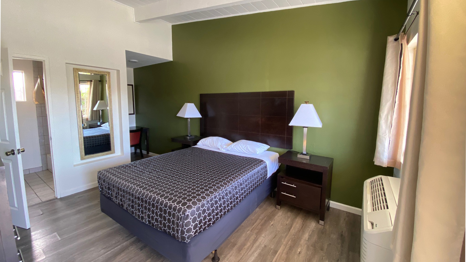 COMFORTABLE, HOSPITABLE, AFFORDABLE ACCOMMODATIONS  NEAR THE HISTORIC DOWNTOWN DISTRICT
